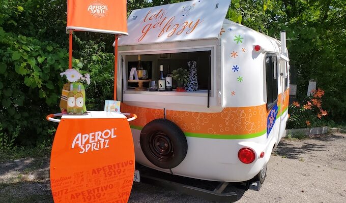 Pop mobile bar with aperil stand