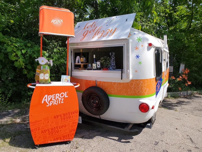 Pop mobile bar with aperil stand